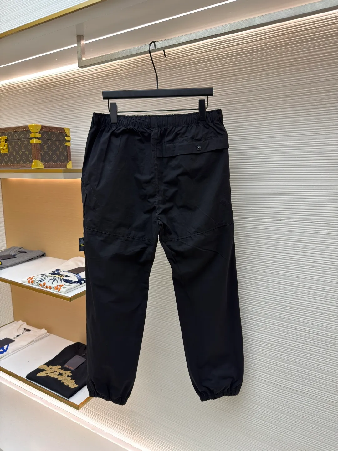 P430 Stonelsland badge casual trousers ●Original version: 3730 purchase and development ●Item number: 1681434-A85 ●Fabric: Yunmian Yixu moisture-permeable soft-skin satin fabric ●Technology: embroidery production ●Color: black ●Version: Fitted version ●Weight: about 445 grams ●Size: 34-36-38-40 ●Description: Customized Yunmian Yixu moisture-permeable soft-skin satin, refreshing and breathable Comfortable and skin-friendly. The black base is calm and elegant. The iconic Stonesland badge is embellished on the side of the trousers. It is like a unique medal to highlight the brand's imprint. It abandons complexity and outlines a neat silhouette with simple lines to outline a casual and free style. Calmly interpret a unique style chapter, using imported machine embroidery technology. Use advanced computer control systems and precision mechanical components to realize the Stonesland badge embroidery operation with high precision. The lines are smooth and delicate, and the fabrics have been heavily fermented and washed. It has better hand feel and texture, is not easy to deform, shrink or fade, and maintains long-term beauty. The overall wiring is straight and delicate, the fabric is comfortable and soft, and the color is consistent without color difference. It can be matched with the same style to create a fashionable look and control various occasions. Customized accessories, complete with three standards, same style for men and women!